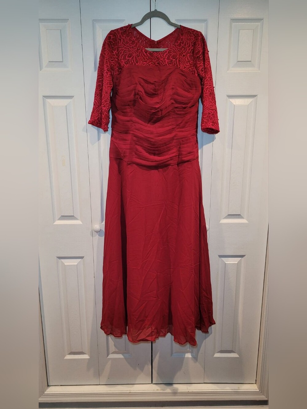 Elegant Red Lace Bodice Women's Dress
